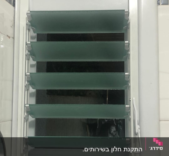 תריס אלומיניום עם שלבים ירוקים